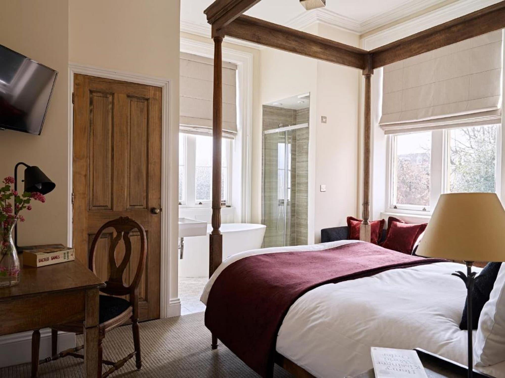 Cotswold Grange Bed & Breakfast Cheltenham Bagian luar foto A bedroom at The Swan Hotel