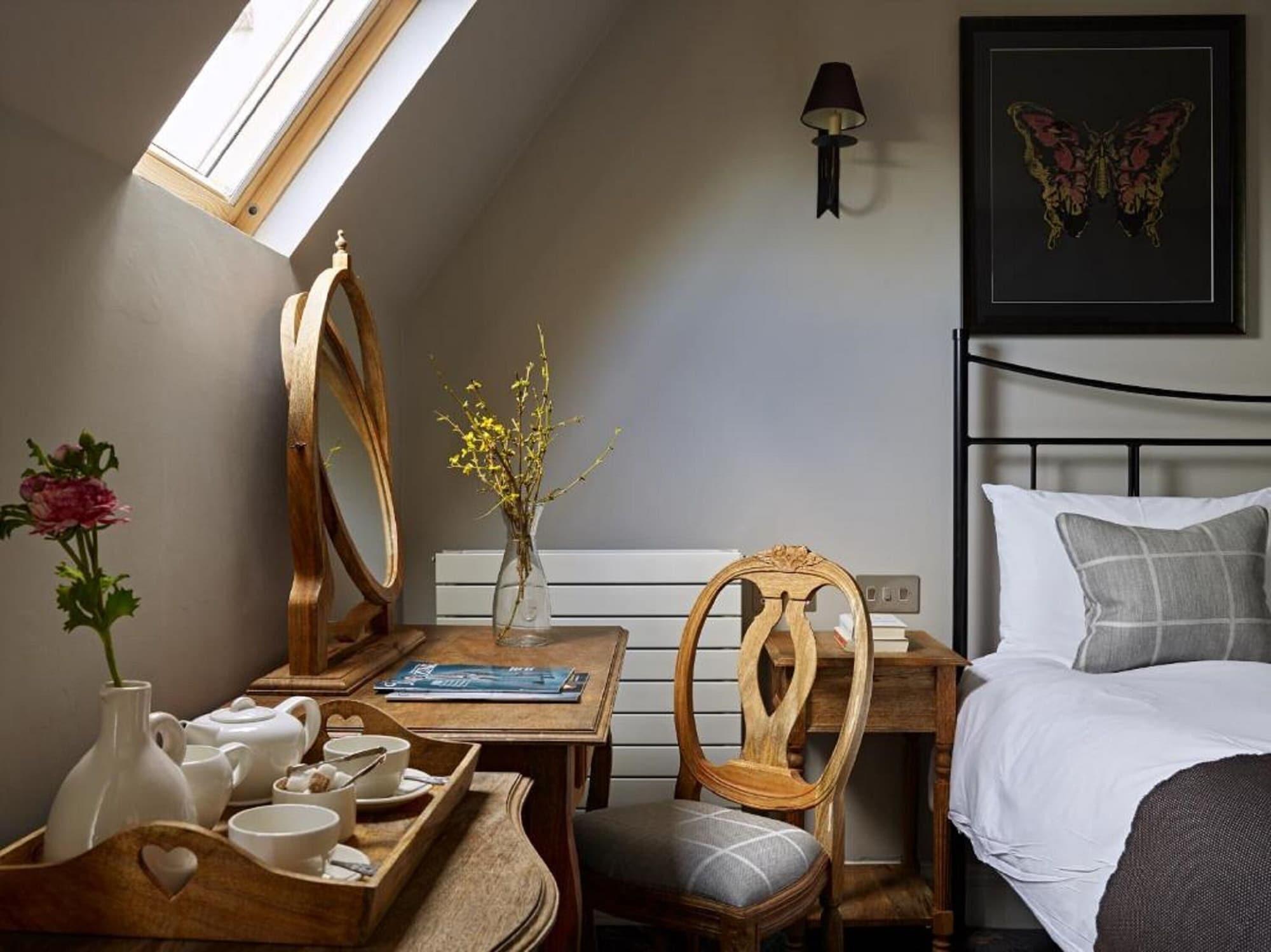 Cotswold Grange Bed & Breakfast Cheltenham Bagian luar foto A room at The Old Inn