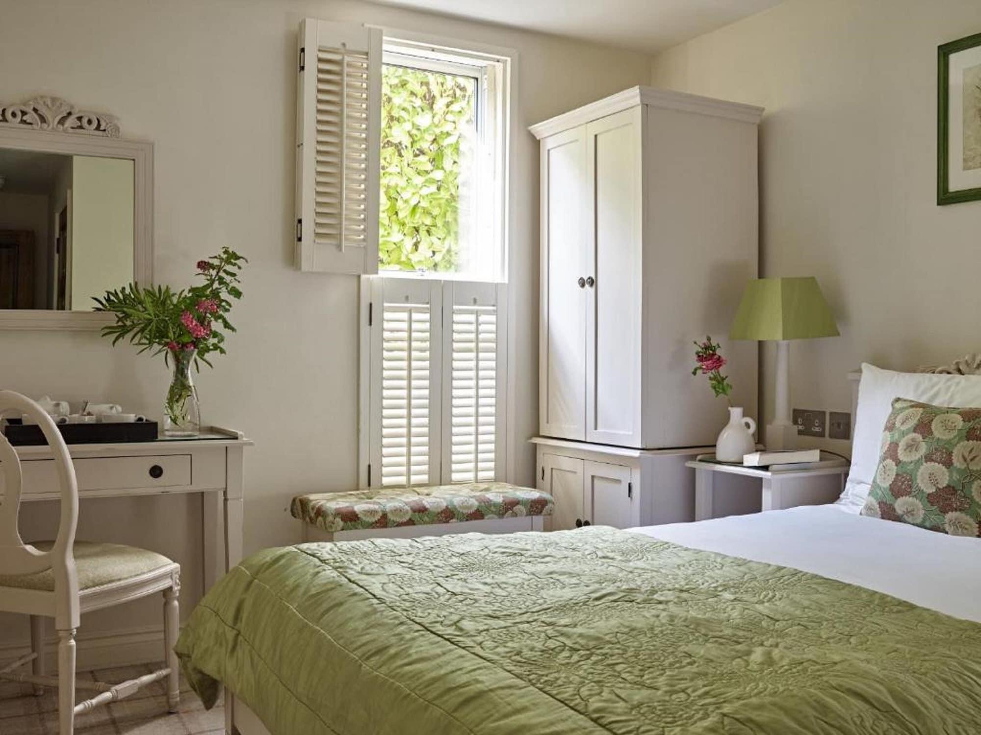 Cotswold Grange Bed & Breakfast Cheltenham Bagian luar foto A bedroom at The Old parsonage