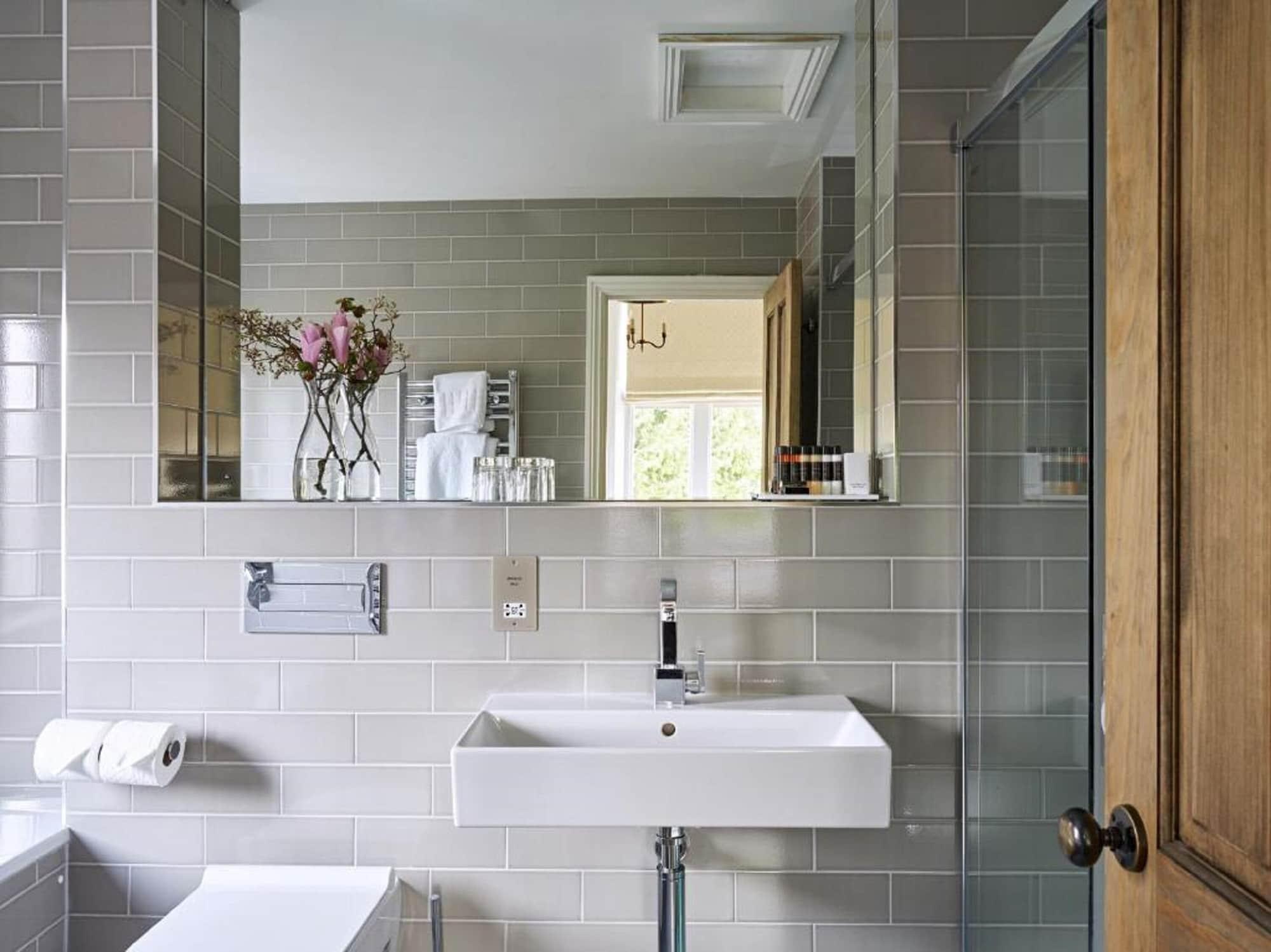 Cotswold Grange Bed & Breakfast Cheltenham Bagian luar foto Bathroom with subway tiles