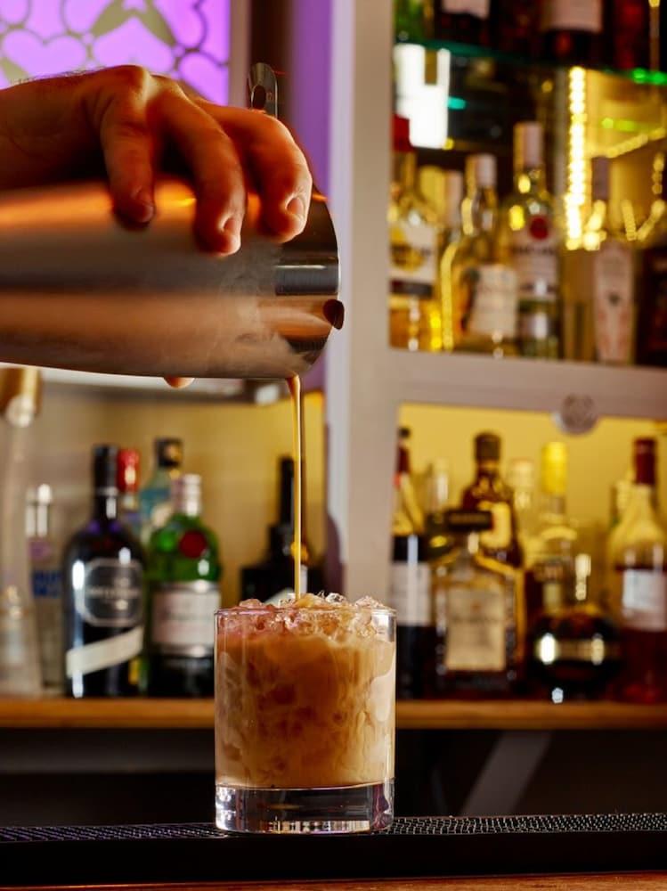 Cotswold Grange Bed & Breakfast Cheltenham Bagian luar foto A bartender pouring a White Russian
