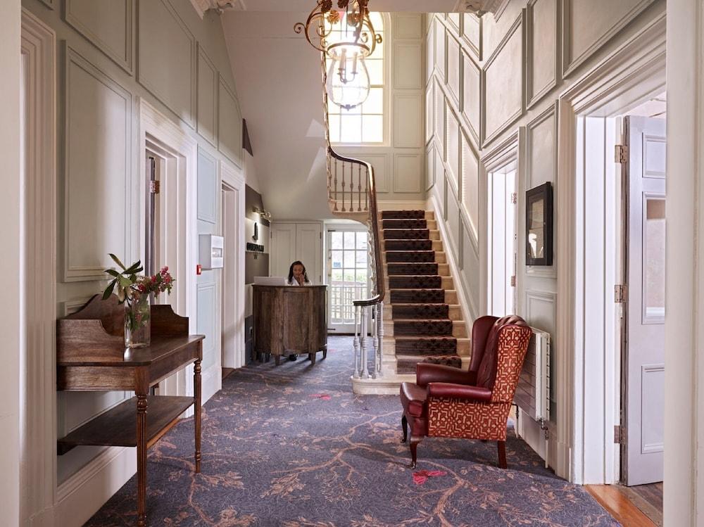 Cotswold Grange Bed & Breakfast Cheltenham Bagian luar foto The interior of the hotel
