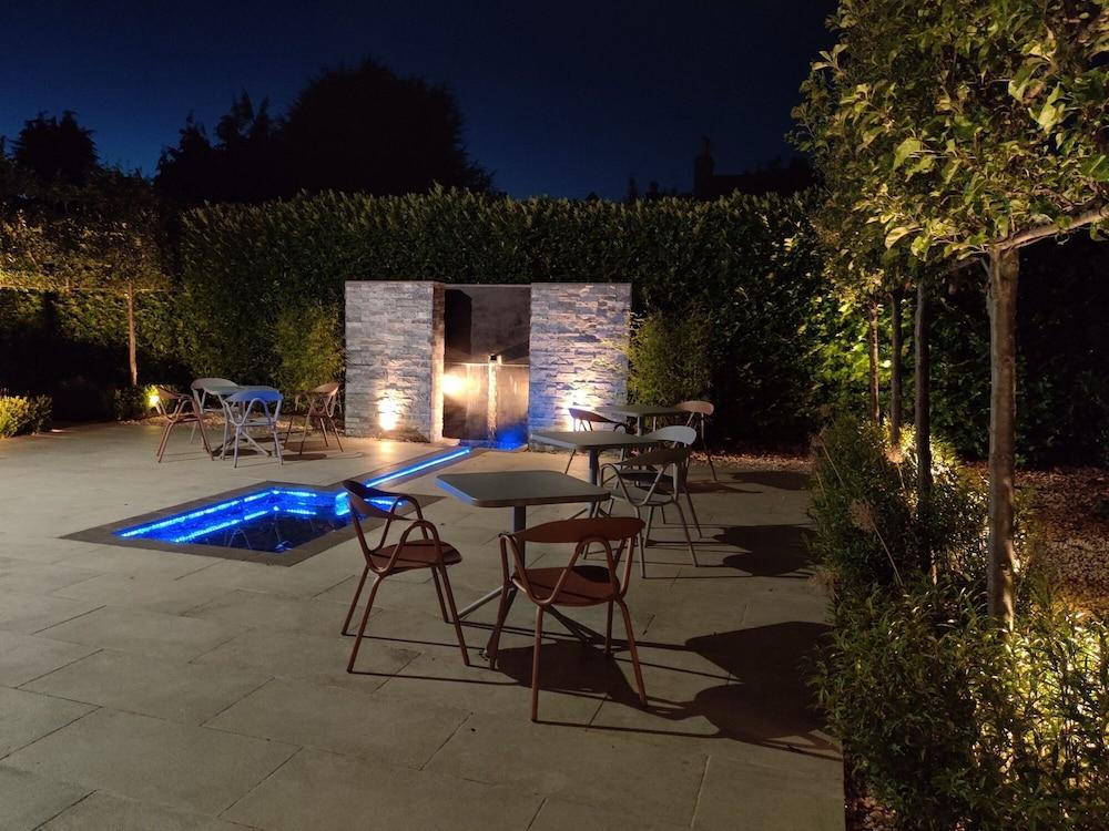 Cotswold Grange Bed & Breakfast Cheltenham Bagian luar foto The garden at night