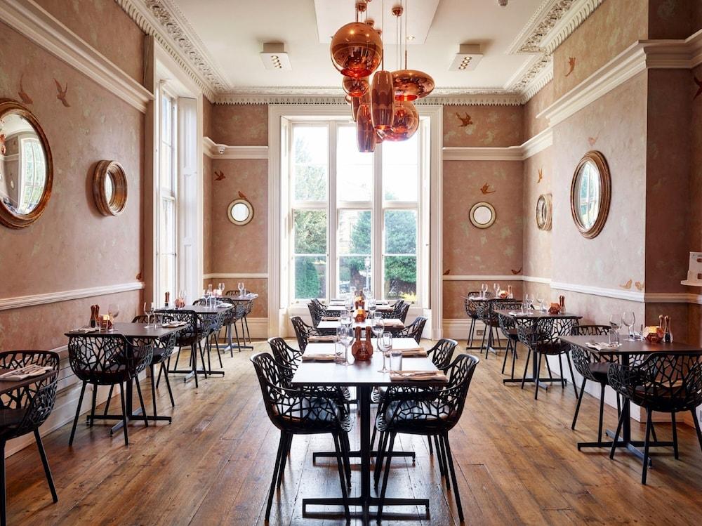 Cotswold Grange Bed & Breakfast Cheltenham Bagian luar foto Interior of the restaurant