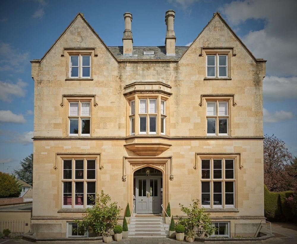 Cotswold Grange Bed & Breakfast Cheltenham Bagian luar foto The main entrance of the school