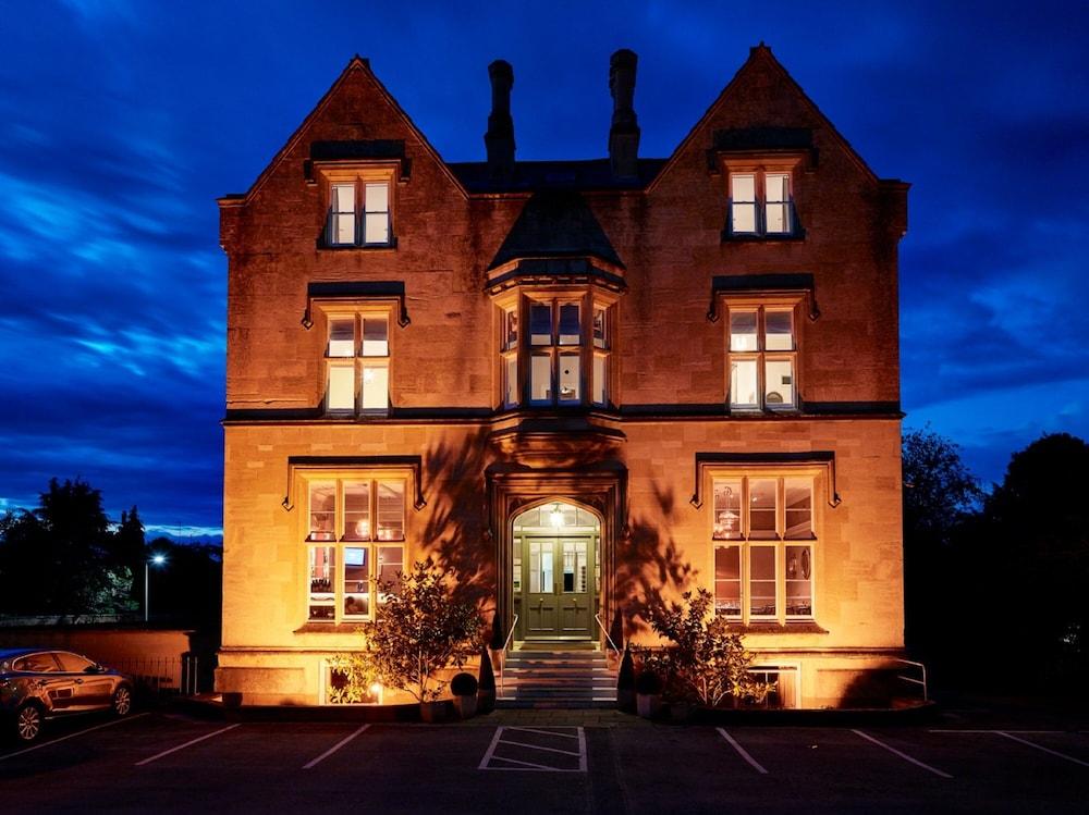 Cotswold Grange Bed & Breakfast Cheltenham Bagian luar foto The Old Rectory, at night