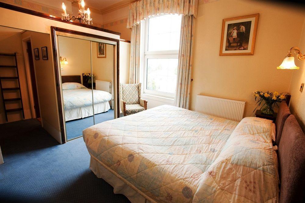 Cotswold Grange Bed & Breakfast Cheltenham Bagian luar foto A bedroom at the hotel