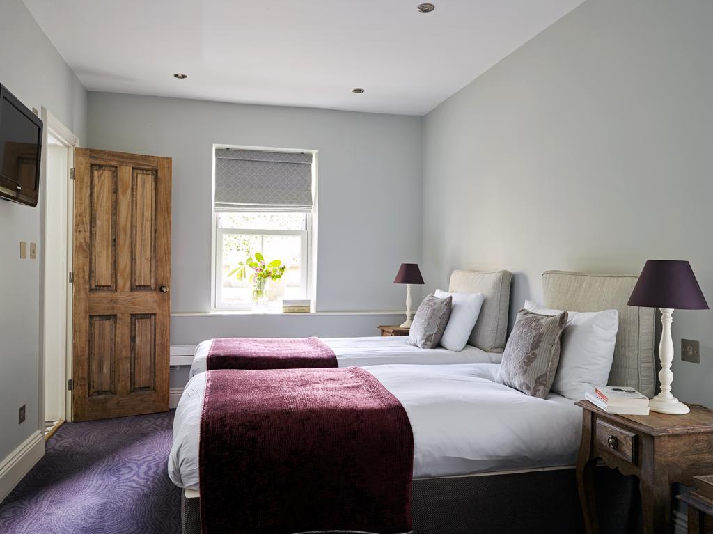 Cotswold Grange Bed & Breakfast Cheltenham Bagian luar foto A room at the hotel
