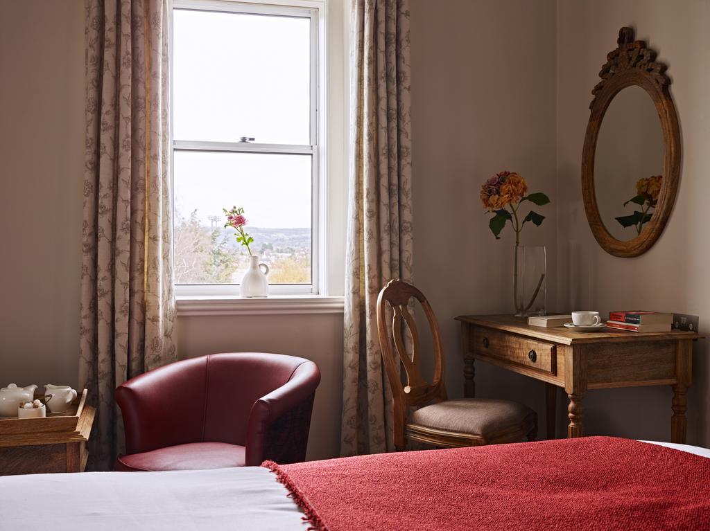 Cotswold Grange Bed & Breakfast Cheltenham Bagian luar foto A bedroom at the hotel