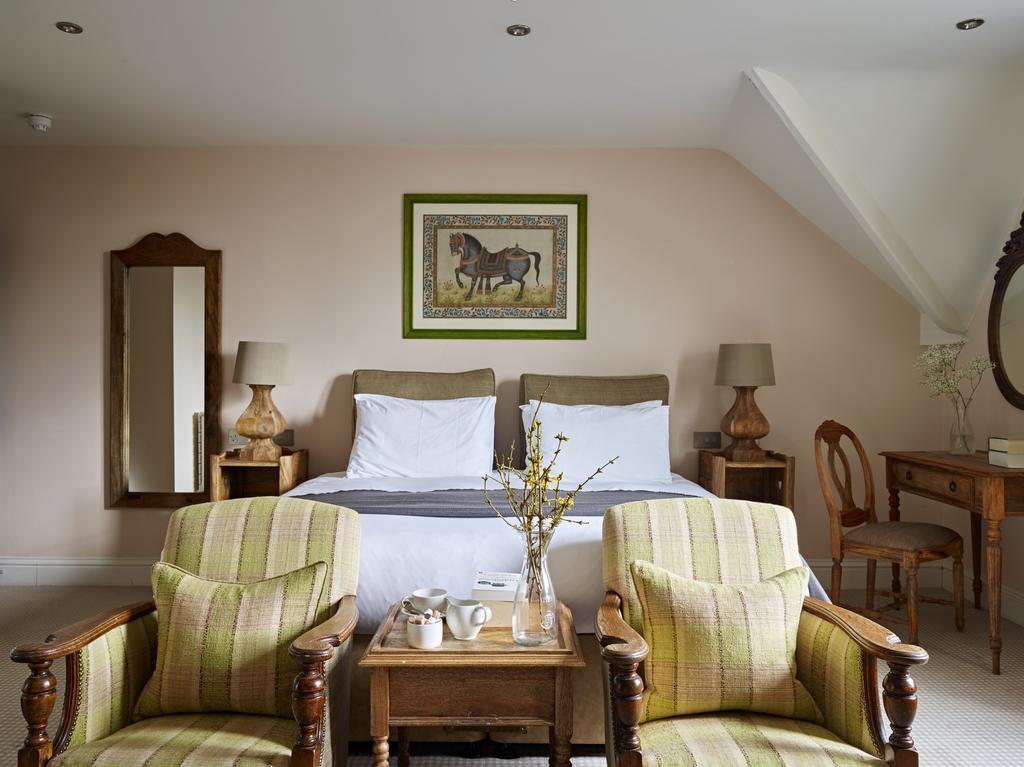 Cotswold Grange Bed & Breakfast Cheltenham Bagian luar foto A bedroom at the hotel