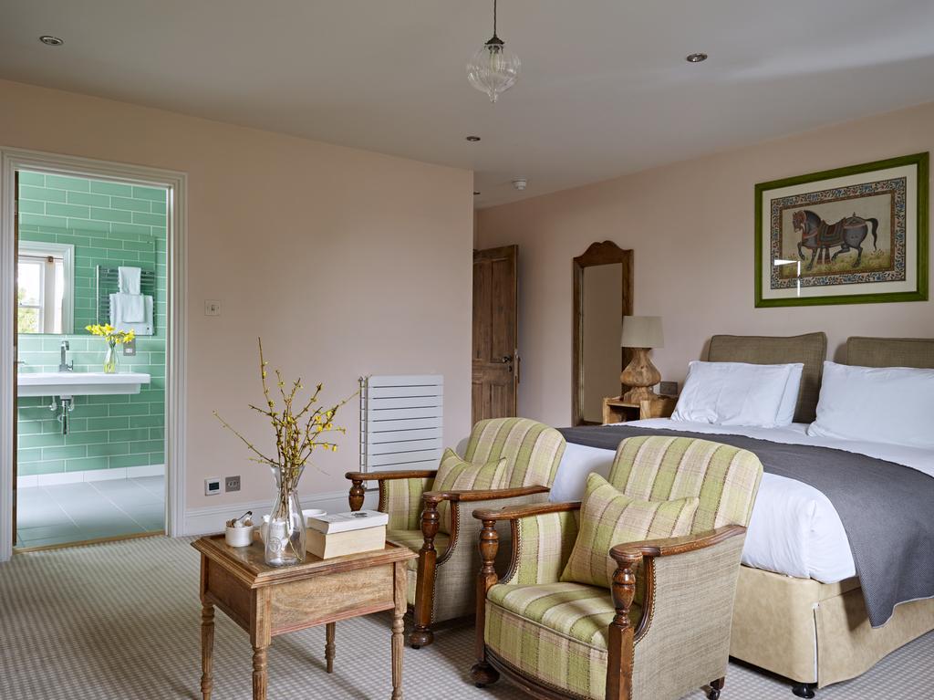Cotswold Grange Bed & Breakfast Cheltenham Bagian luar foto A bedroom at the hotel