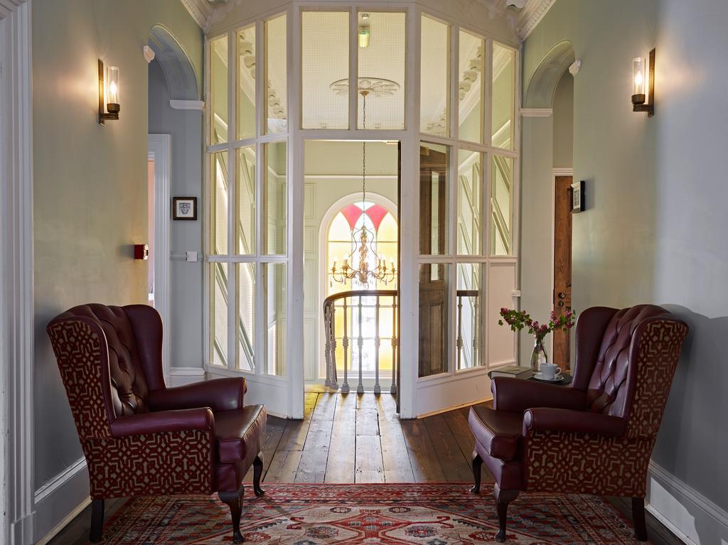 Cotswold Grange Bed & Breakfast Cheltenham Bagian luar foto The entrance to the hotel