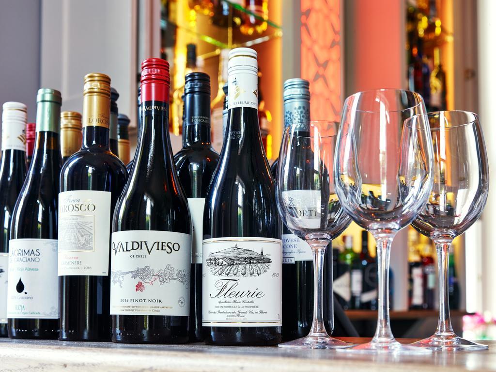Cotswold Grange Bed & Breakfast Cheltenham Bagian luar foto Wine bottles