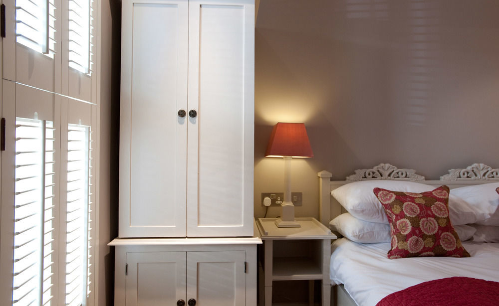 Cotswold Grange Bed & Breakfast Cheltenham Bagian luar foto A bedroom at the hotel