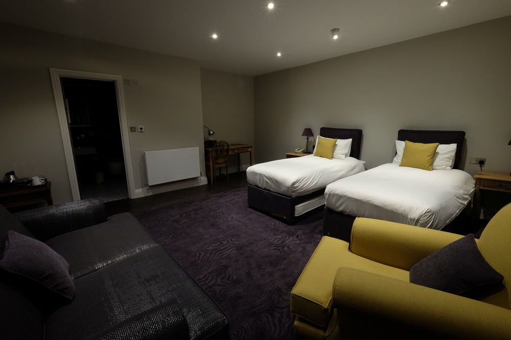 Cotswold Grange Bed & Breakfast Cheltenham Bagian luar foto A room at the hotel