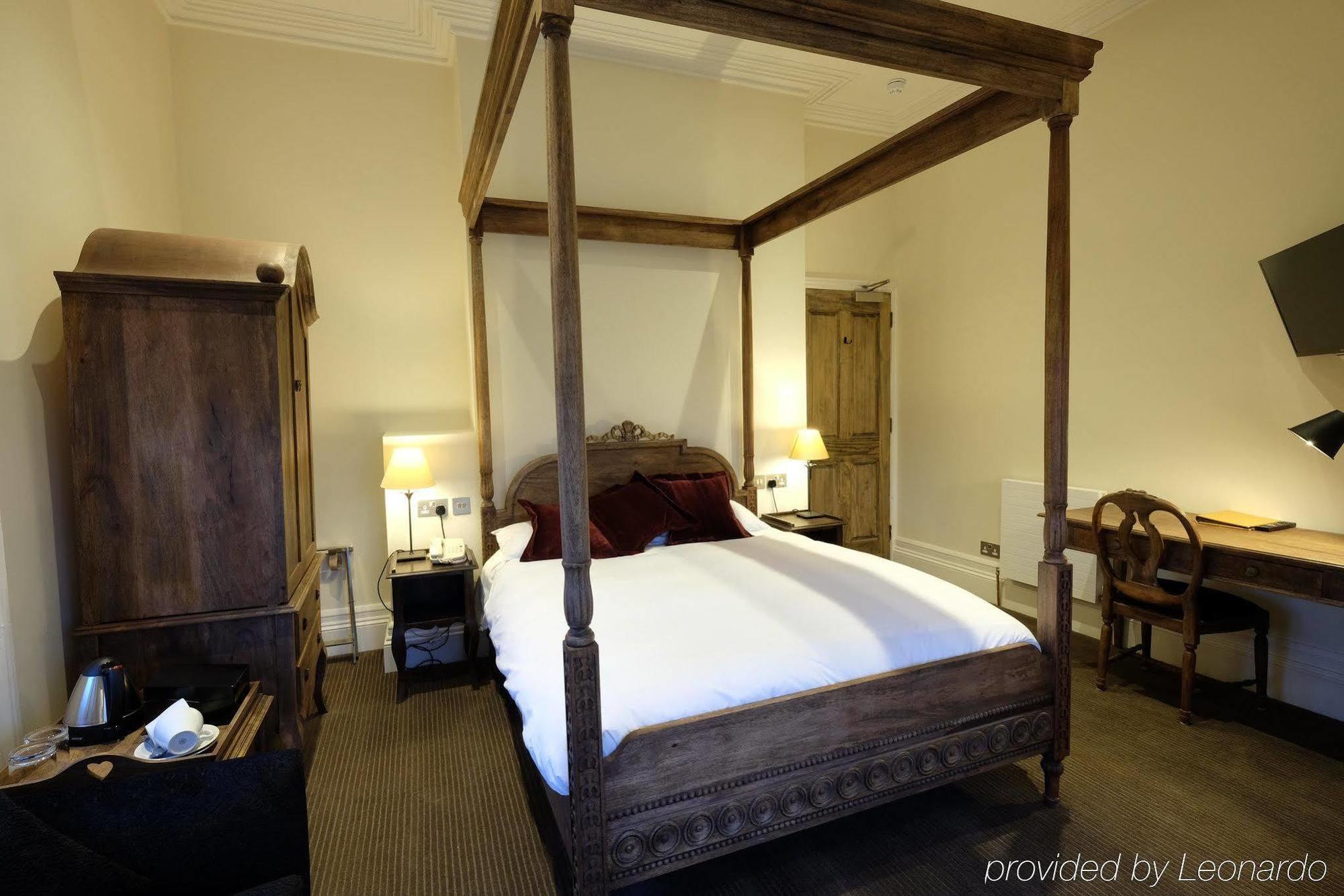 Cotswold Grange Bed & Breakfast Cheltenham Bagian luar foto A room at the hotel