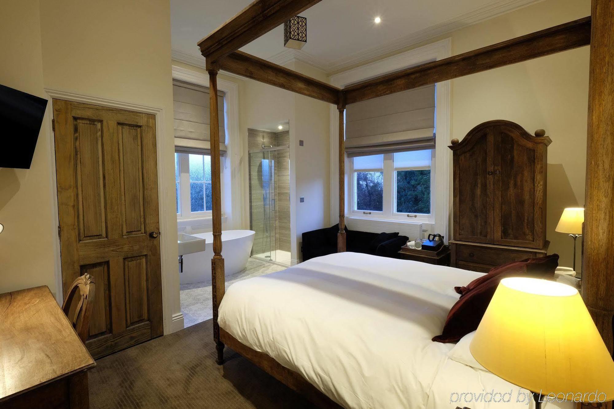 Cotswold Grange Bed & Breakfast Cheltenham Bagian luar foto A bedroom at the hotel