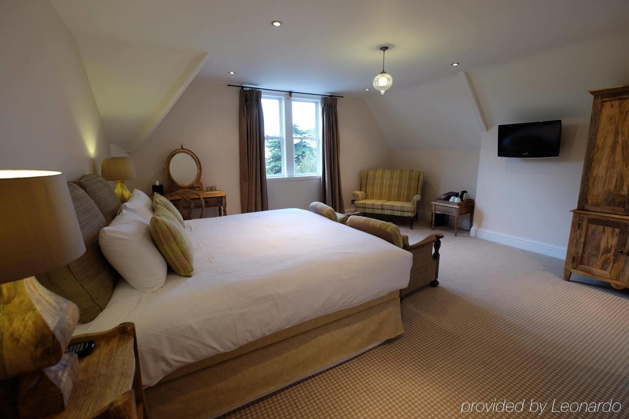 Cotswold Grange Bed & Breakfast Cheltenham Bagian luar foto A bedroom at The Old parsonage