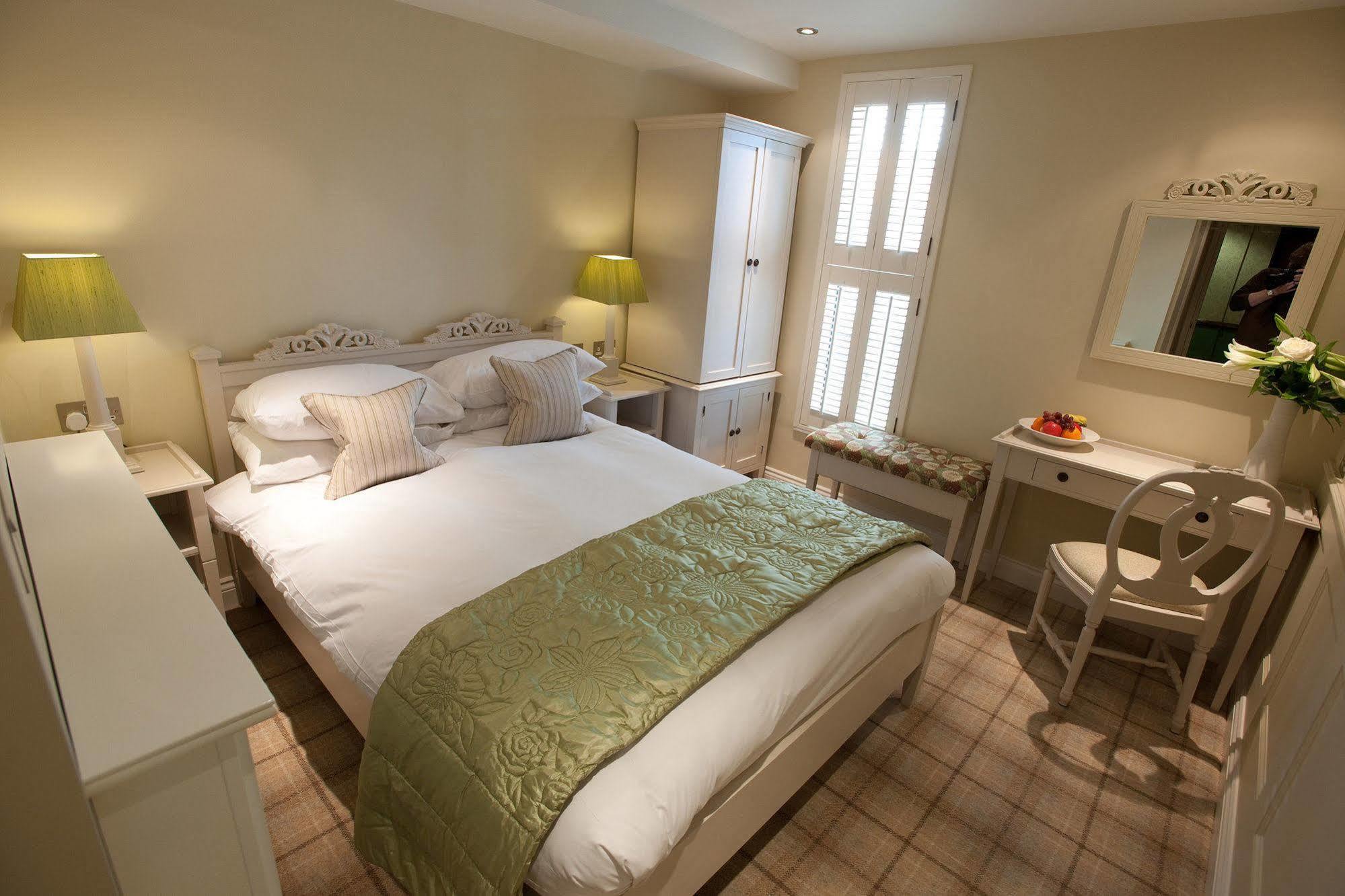 Cotswold Grange Bed & Breakfast Cheltenham Bagian luar foto A bedroom at The Old Vicarage