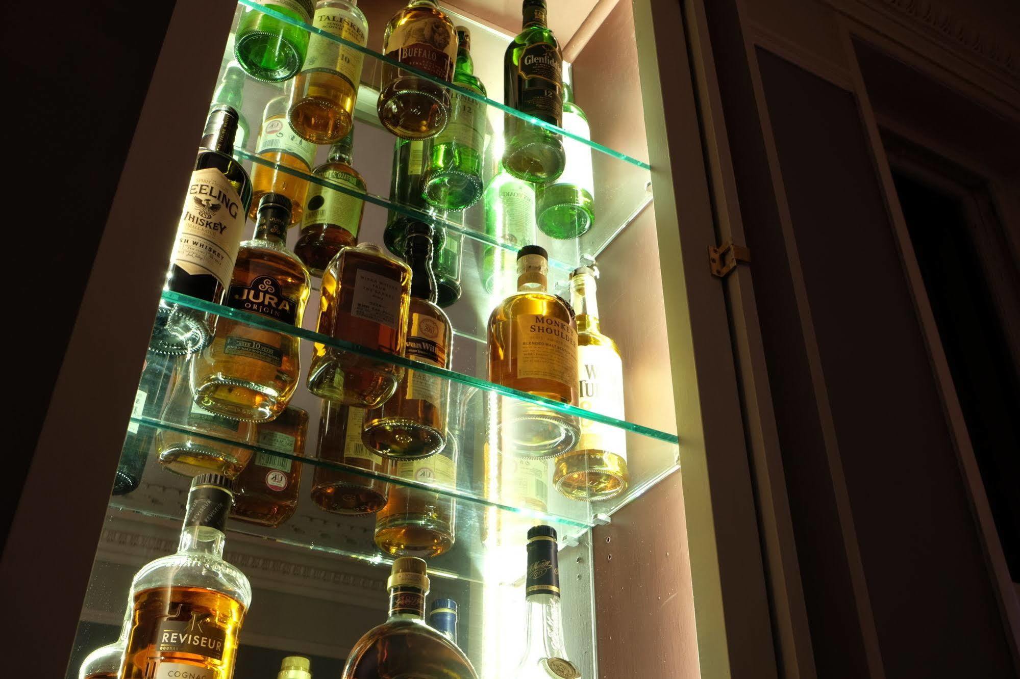 Cotswold Grange Bed & Breakfast Cheltenham Bagian luar foto A selection of Scotch whiskies