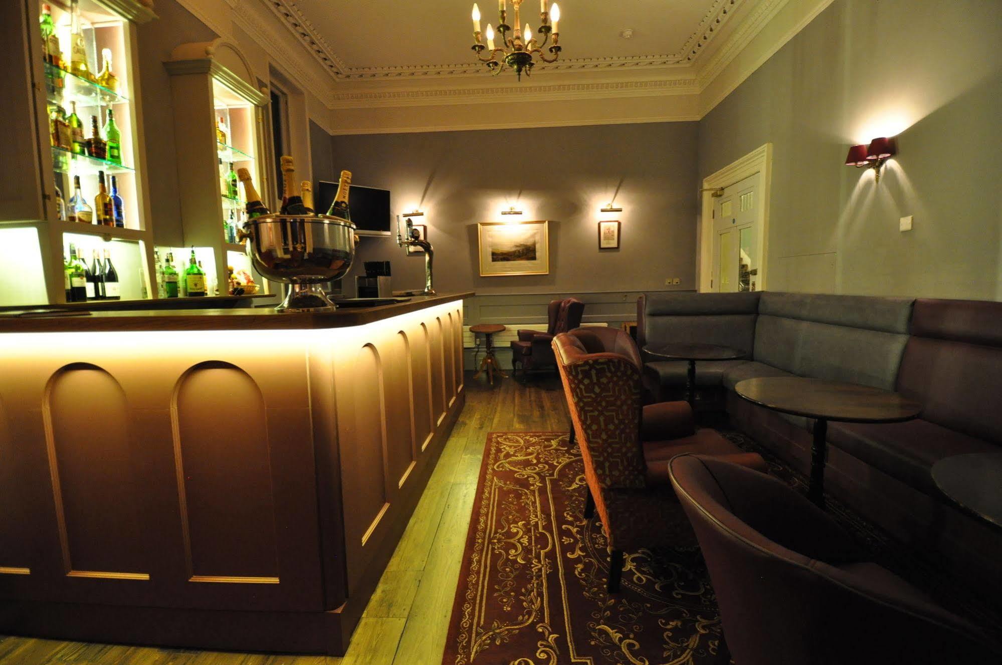 Cotswold Grange Bed & Breakfast Cheltenham Bagian luar foto The bar at the hotel