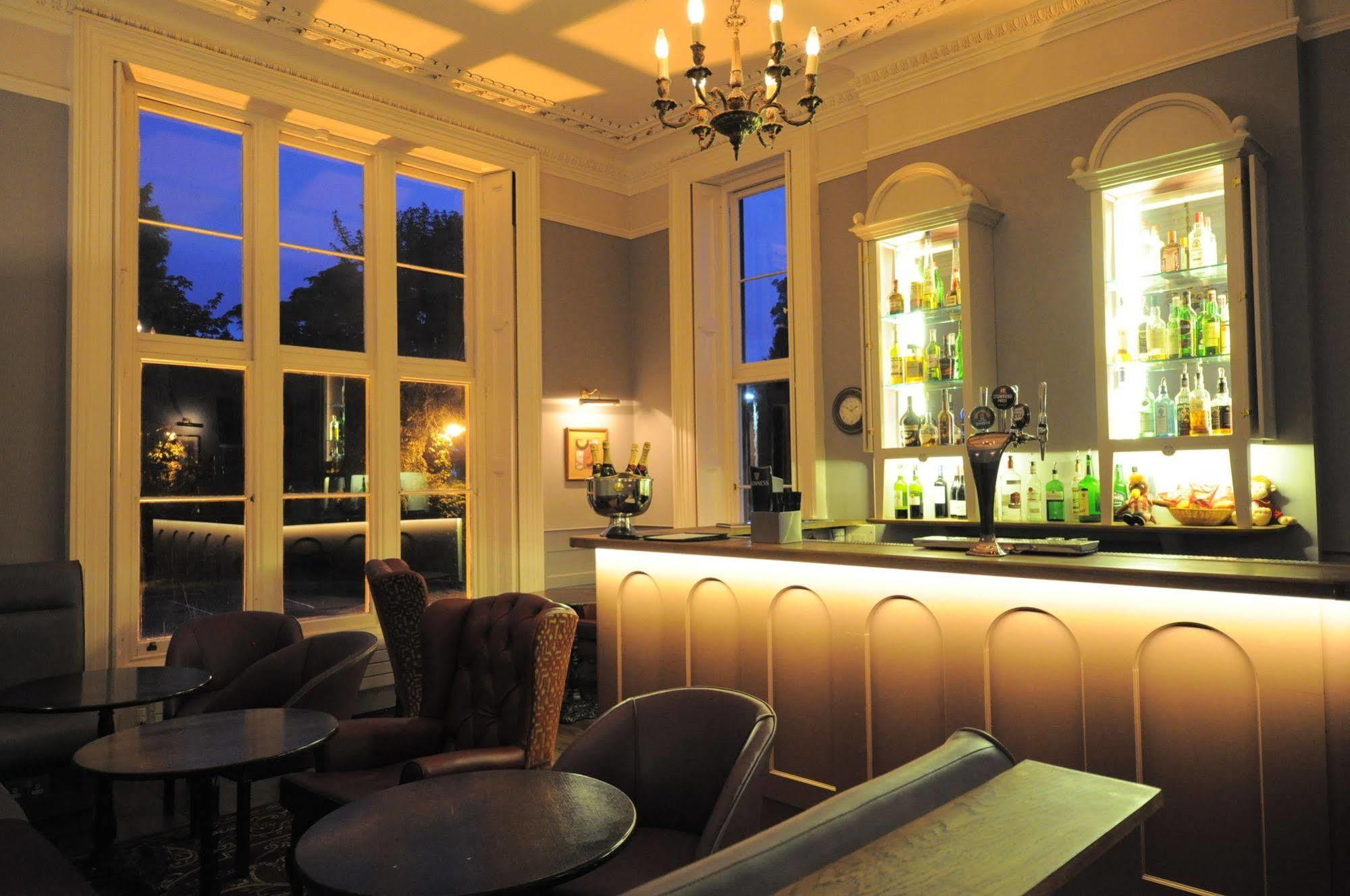 Cotswold Grange Bed & Breakfast Cheltenham Bagian luar foto The bar at the hotel