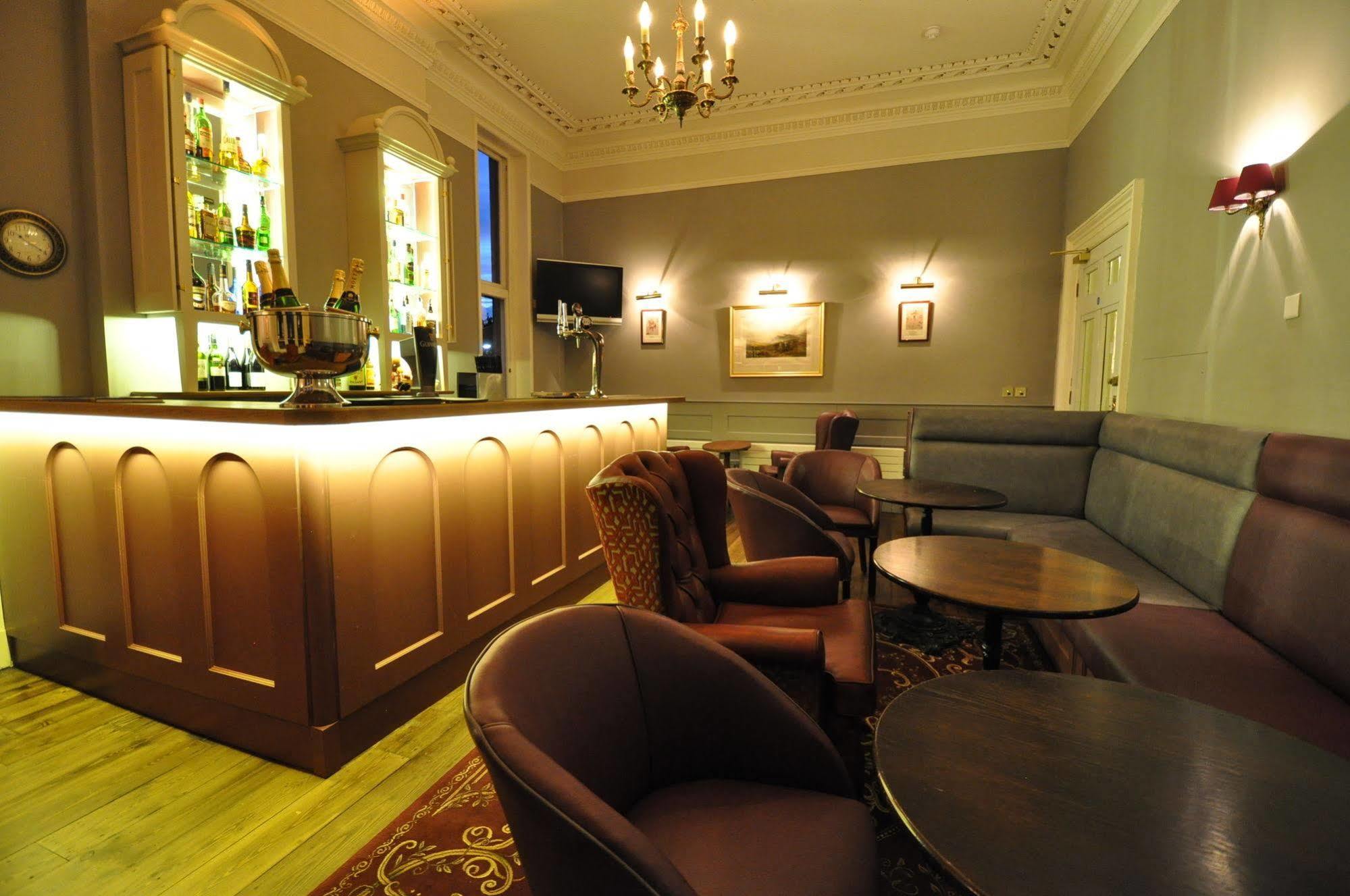 Cotswold Grange Bed & Breakfast Cheltenham Bagian luar foto The bar at the hotel