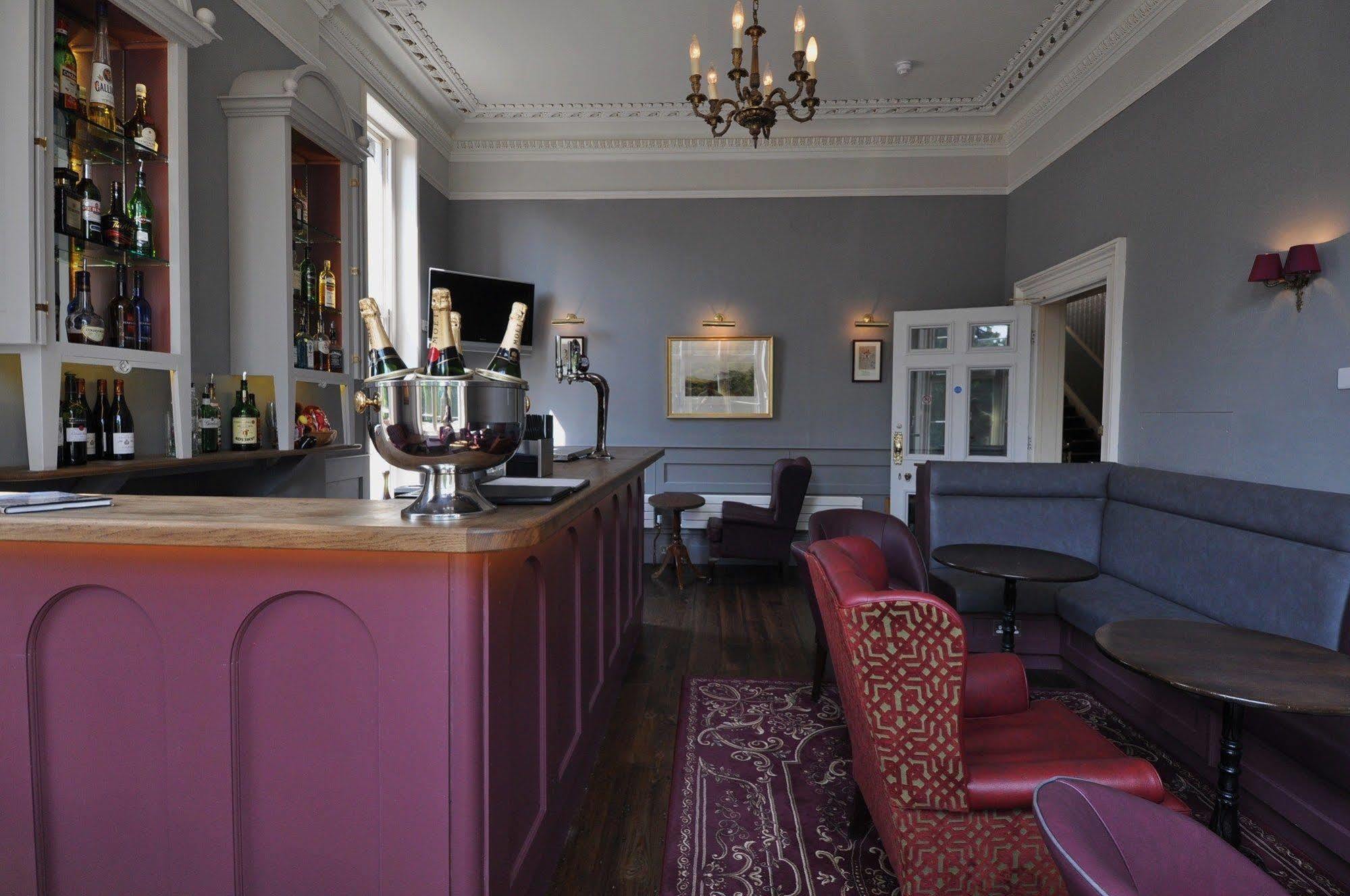 Cotswold Grange Bed & Breakfast Cheltenham Bagian luar foto The bar at the hotel