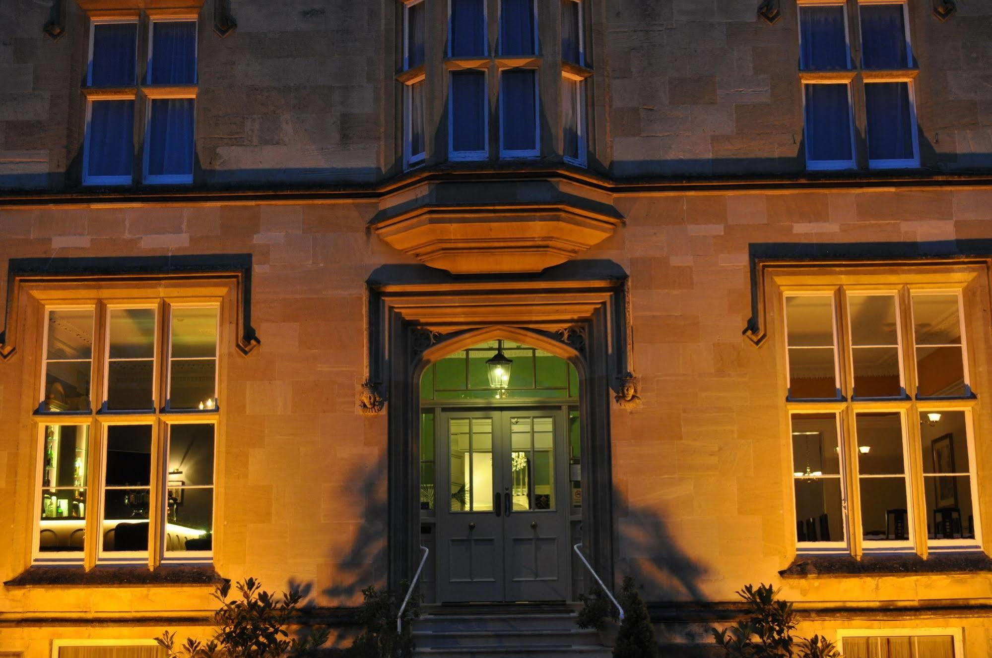 Cotswold Grange Bed & Breakfast Cheltenham Bagian luar foto The entrance to the main building