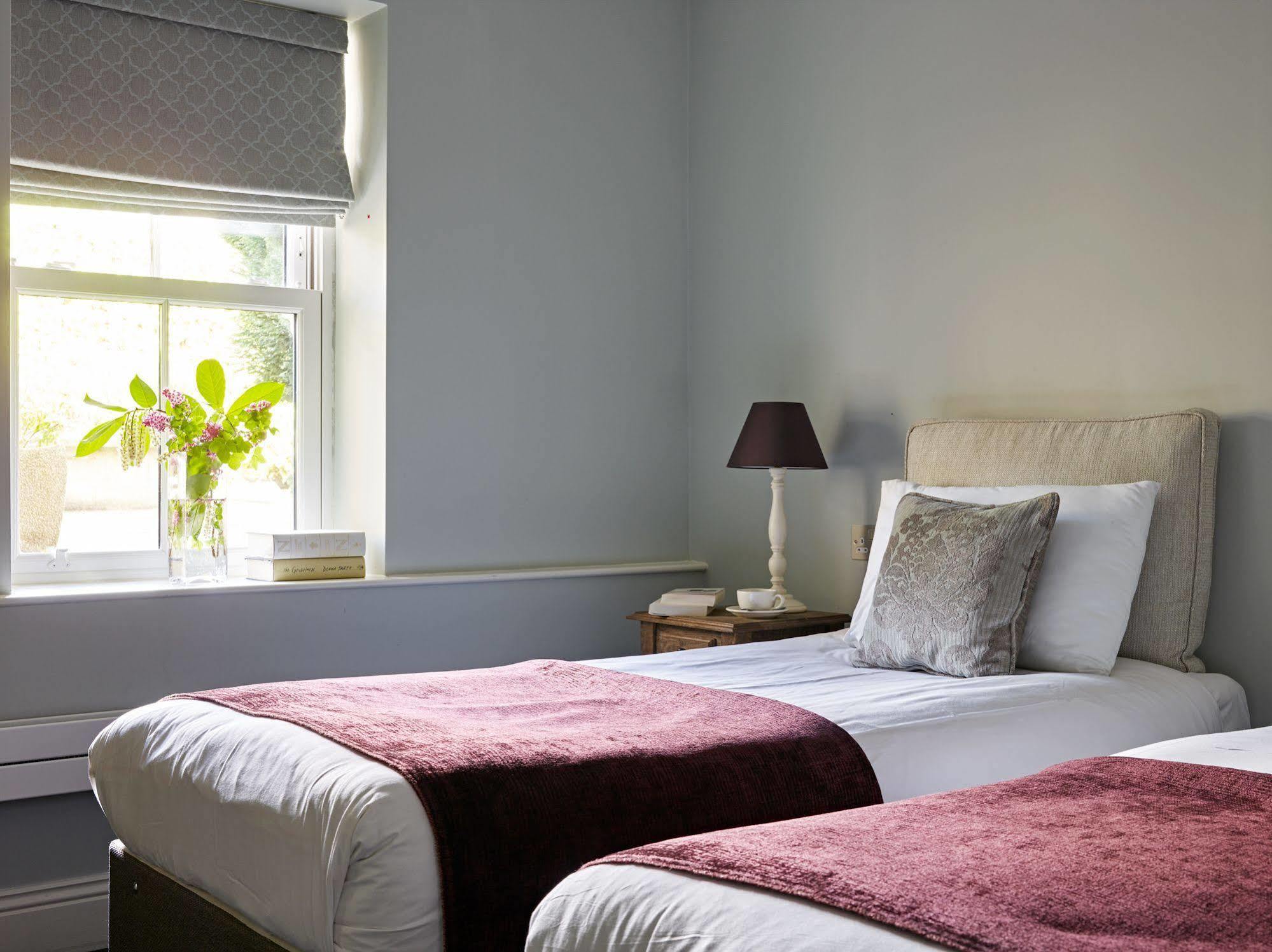 Cotswold Grange Bed & Breakfast Cheltenham Bagian luar foto A room at the hotel