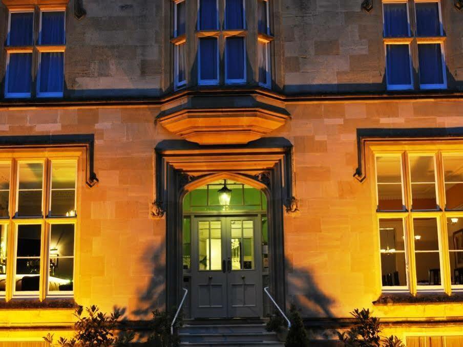Cotswold Grange Bed & Breakfast Cheltenham Bagian luar foto The entrance to the main building